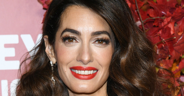 Borítókép: Amal Clooney bolondul a 2023-as év egyik legnagyobb cipőtrendjét - és nem mellesleg zseniálisan áll neki!
