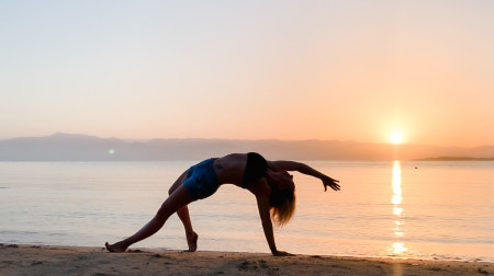 Borítókép: Kőváry Anett: „Nem kellenek az életünkben a kiegészítők, nem kellenek a díszletek. A kapcsolódásaink és mi magunk vagyunk az érték.”