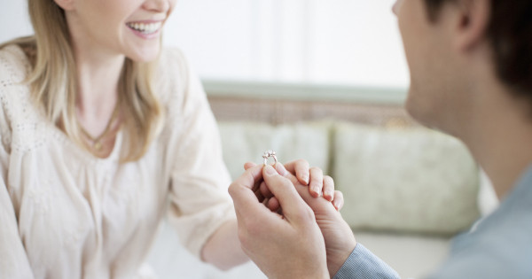 Borítókép: A legjobb barátnőm pasija rémes lánykérést tervez: valahogy meg kell akadályoznom