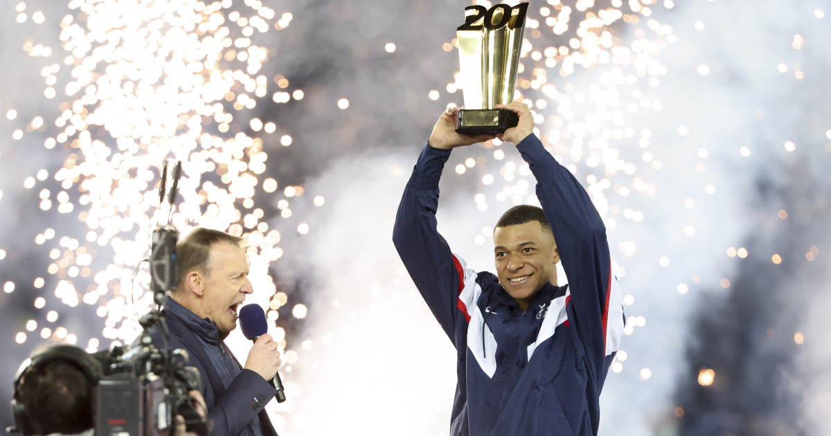 Kylian Mbappé a rekordért járó trófeával