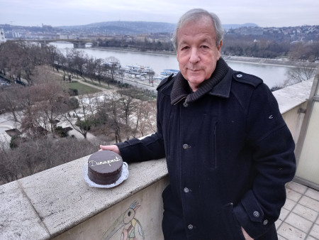 Borítókép:  Vámos Miklós: “A nők sokkal többet bírnak és kibírnak. Ők hordozzák hátukon az emberiséget.”