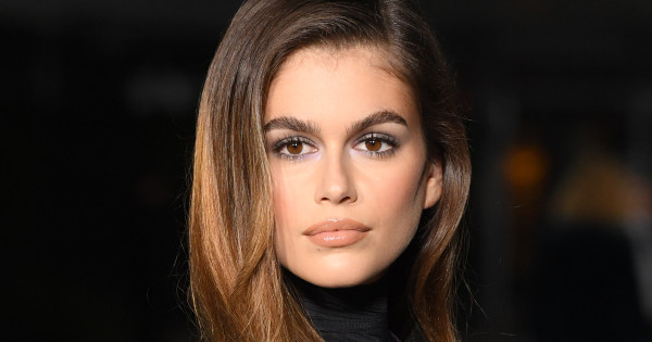Borítókép: Kényelmes és kihagyhatatlan! Kaia Gerber bemutatta, milyen a tökéletes rohangálós tavaszi outfit