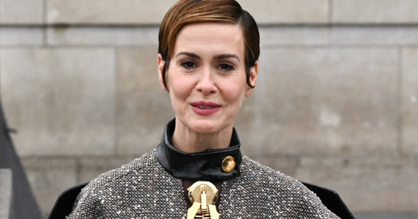Borítókép: Hivatalos: A 48 éves Sarah Paulson és 80 éves barátnője a párizsi divathét legstílusosabb párosa - fotók