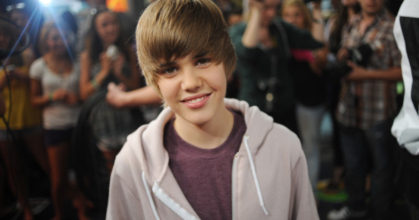 Borítókép: Justin Biebert 15 évesen fogdosták, csókolgatták intim dolgokról kérdezték forgatások során