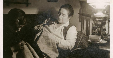 Borítókép: "Az asszony ne akarjon jobbat csinálni, hanem mást." - Lesznai Anna, költőnő, édesanya, feleség és még sok minden más...