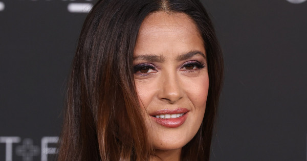 Borítókép: Salma Hayek bikiniben mutatta meg csodás alakját: őrületes formában van 56 évesen is!