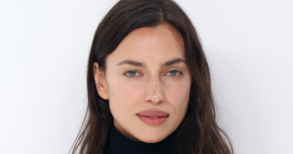 Borítókép: Kettő jobb, mint az egy: Irina Shayk két kabáttrendet kapott fel egyszerre - és működik!