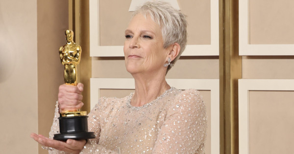 Borítókép: Azonnal dobj el mindent: Jamie Lee Curtis magyarul énekelt az Oscar-gálán