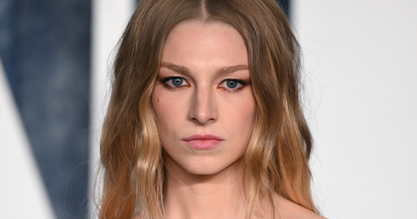 Borítókép: A kevesebb néha több fogalma ismét új értelmet nyert: Hunter Schafer merész ruhája alig takart valami az Oscar-gála after partiján