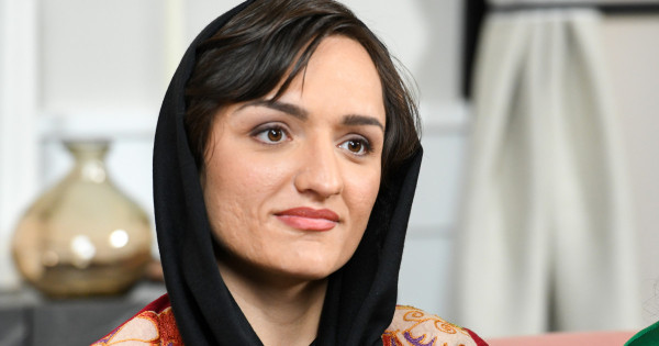 Borítókép: „Ha a nők képesek valakinek életet adni, akkor a sajátjukat is tudják irányítani” - interjú Zarifa Ghafari emberjogi harcossal