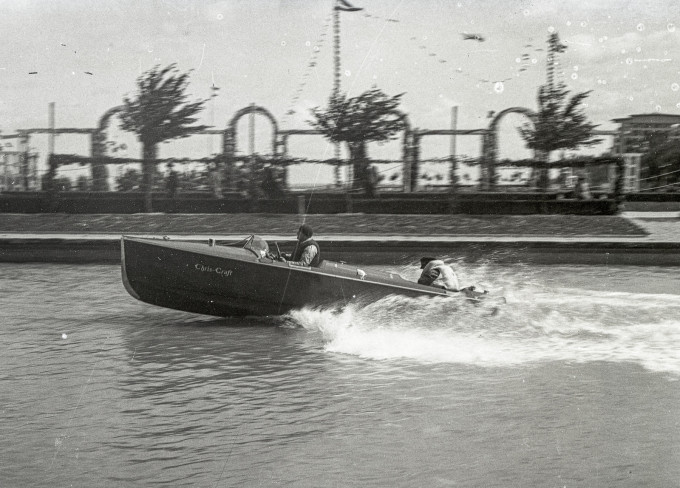 Chris Craft száguld motorcsónakjával