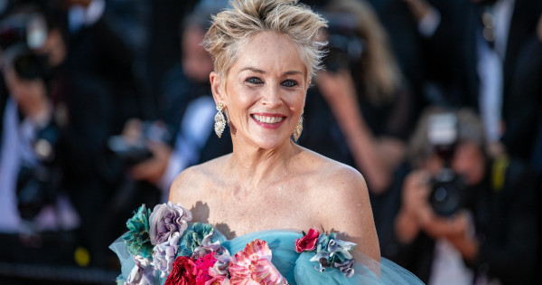 Borítókép: Sharon Stone 65 éves lett, mégis csinosabb, mint valaha: képei meghódították a netet