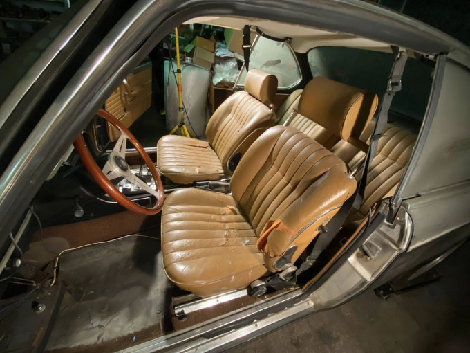 BMW 3.0 CS barnfind beltér