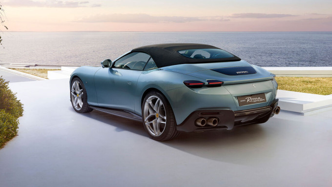 Ferrari Roma Spider hátulról