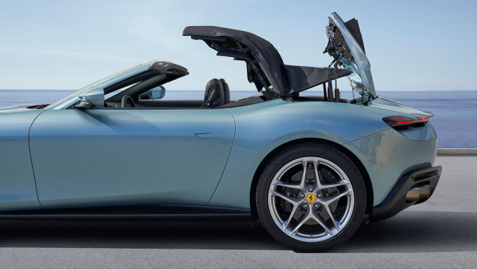Ferrari Roma Spider tető