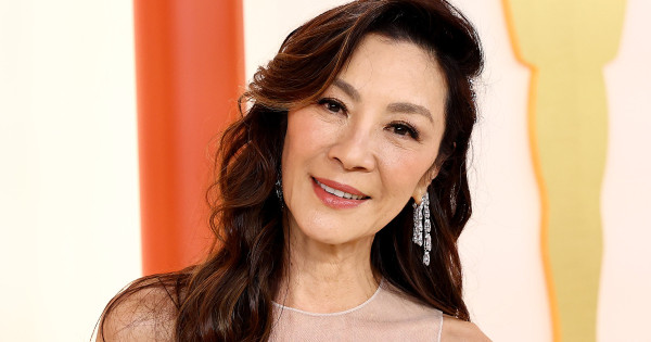 Borítókép: Emlékszel még ezekre a felvételekre? Így nézett ki Michelle Yeoh, amikor Bond-lány volt Pierce Brosnan oldalán