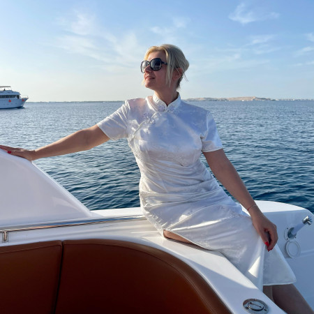 Borítókép: Piros Erika stílusoktató, nőiesség coach: „Hiszem és tudom, hogy nem csak a tökéletes testtől, a hibátlan arcbőrtől és vonásoktól, hanem a lelkünktől, a belső kisugárzásunktól leszünk szépek.”