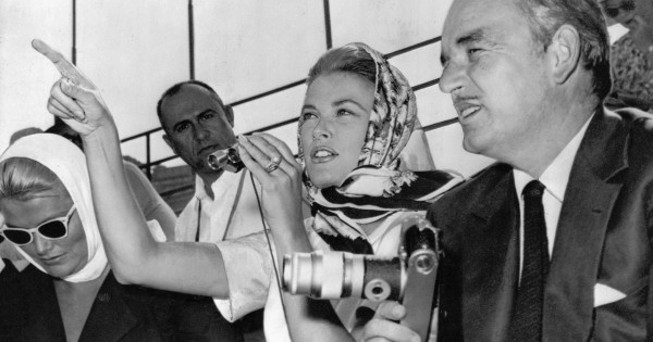 Borítókép: A darab, amiért Erzsébet királynő és Grace Kelly is rajongott! A Hermés selyemkendőjének különleges története - Divatklasszikusok 2. rész