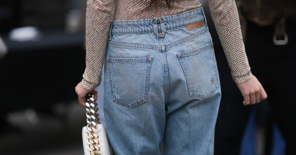 Borítókép: Tuti vételek! 10 trendi farmer 15 ezer forint alatt, amivel nem lőhetsz mellé ebben a szezonban