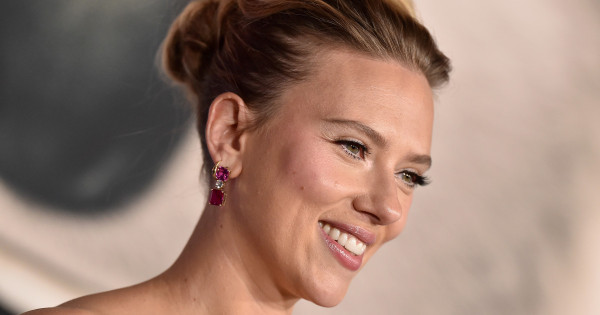 Scarlett Johansson teljesen felismerhetetlen lett: megvált ikonikus szőke tincseitől