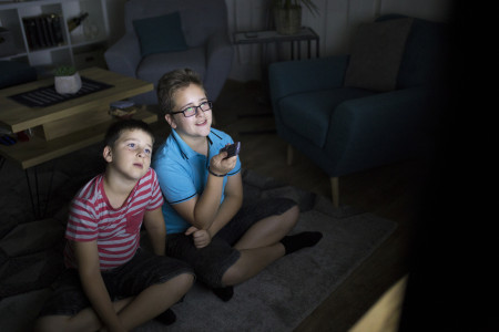 Borítókép: Este 10-kor még simán tévézik az ovisok negyede