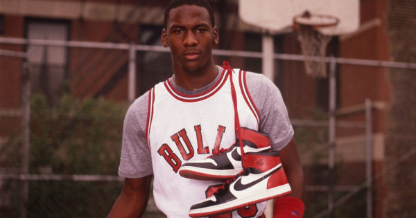 Borítókép: A cipő, amit az NBA is betiltott! A Nike Air Jordan különleges története - Divatklasszikusok 3. rész