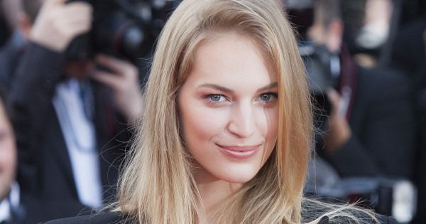 Borítókép: „Sok terhet levehet a vállunkról az, ha meg tudunk nyílni” - interjú Axente Vanessával