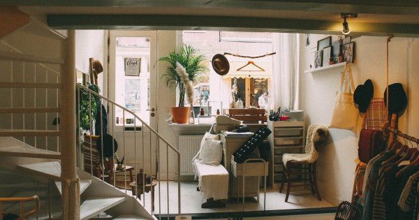 Borítókép: A belsőépítész szerint az alábbi 7 dolog minden otthont lepattantnak és olcsónak mutat