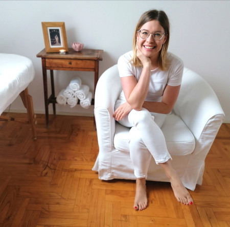 Borítókép: Mi is az a szülésrebocsátó masszázs? Gőbel-Szabó Szandra interjúja Farkas Babettel