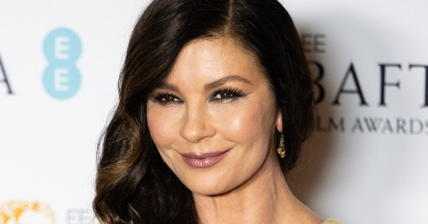 Borítókép: Az 53 éves Catherine Zeta-Jones szerint ez az arckrém „a válasz mindenre”