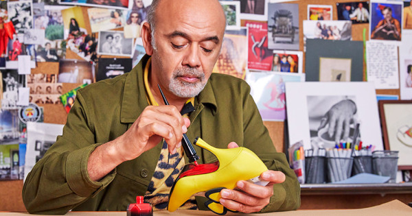 Borítókép: A francia cipőmágus, aki majdnem tájkertész lett! Christian Louboutin piros talpú cipellőinek érdekes története - Divatklasszikusok 4. rész