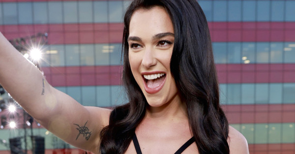 Borítókép: Begombolni vagy nem begombolni? Dua Lipa farmerruhás szettje pontot tesz a kérdés végére