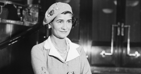 Borítókép: Egy ikonikus darab, amit Coco Chanel árvaházi emlékei inspiráltak! A 2.55-ös táska különleges története - Divatklasszikusok 7. rész