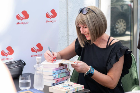 Borítókép: Fel kell nevelnem a lányomat, nincs időm meghalni! - Interjú R. Kelényi Angelika íróval