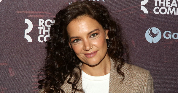 Borítókép: Másolásra született: Anne Hathaway után már Katie Holmes is viseli a tavasz kedvenc cipőjét