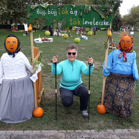 Borítókép: "Jó készülődni, útra kelni, az utat megélni, majd célba érni és hazatérni."