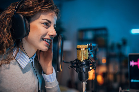 Borítókép: 6 szuper szinkronszínész/nő, akiket megéri követni a TikTokon