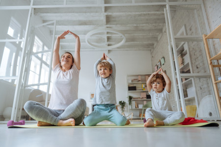 Borítókép: 4 játékos jógapóz, ami erősíti a családi összetartó erőt!
