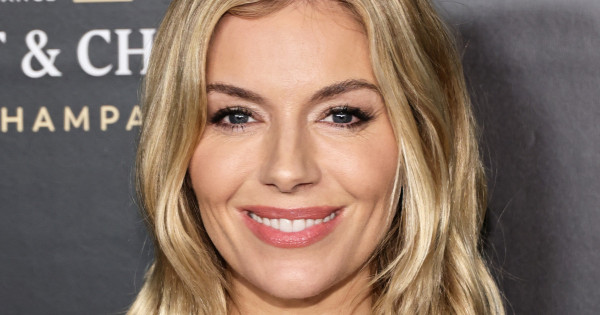 Borítókép: Micsoda ötlet! Sienna Miller stílusos összeállítására csak két szót mondanánk: egyszerű és szexi
