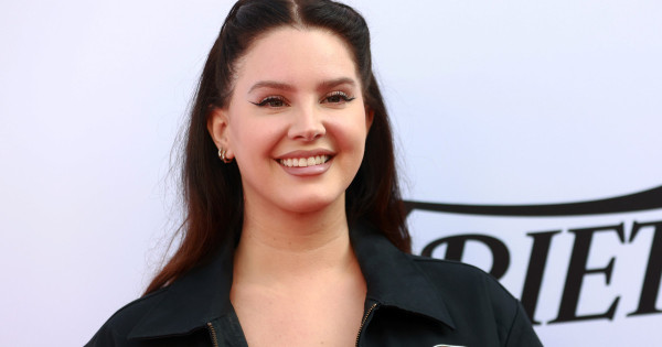 Borítókép: Hízása miatt még a saját fanjai is cikizik Lana Del Rey-t: miért ilyen menő a testszégyenítés TikTok-on?
