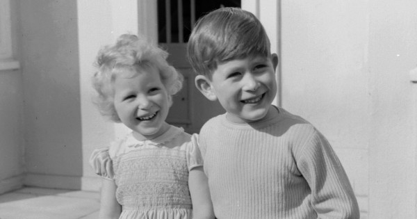 Borítókép: Annak idején pont úgy grimaszolt, mint György herceg! 15 édes gyerekkori fotó III. Károly királyról