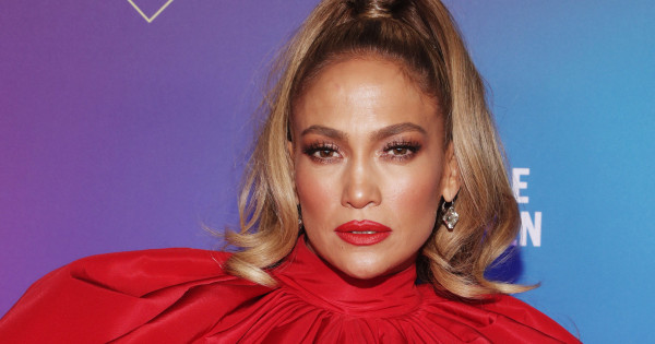 Borítókép: Jennifer Lopez tetőtől talpig leopárd mintás ruhába öltözött: nem semmi, milyen látványt nyújt