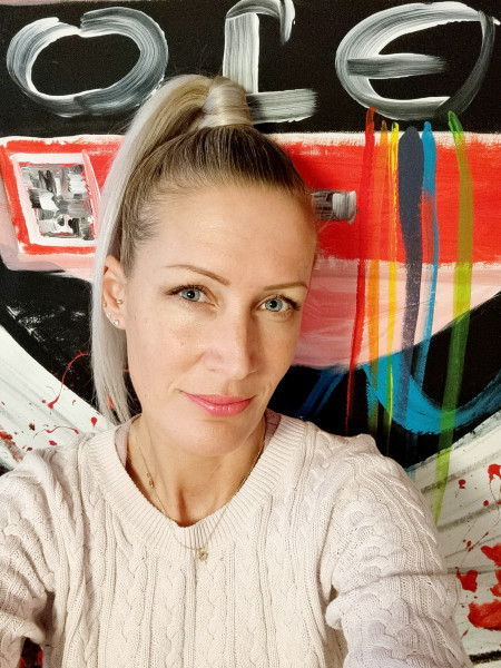 Borítókép: Az igazságot szeretném megmutatni az embereknek az alkotásaimon keresztül. – Pozsgai Sára festőművésszel beszélgettünk