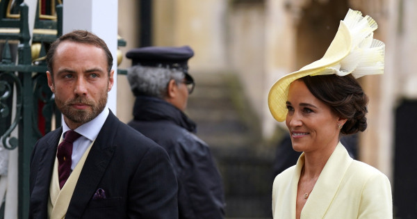 Borítókép: Pippa Middleton lehengerlően festett sárga ruhájában III. Károly király koronázásán