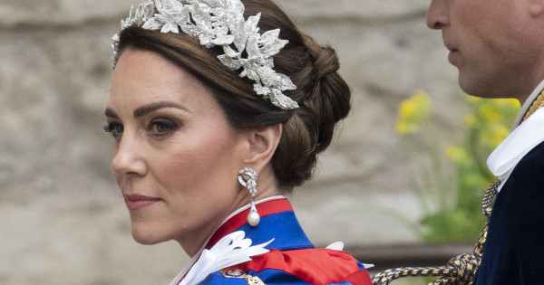 Borítókép: Katalin hercegné 68 éves édesanyján ámult mindenki III. Károly király koronázásán - FOTÓK