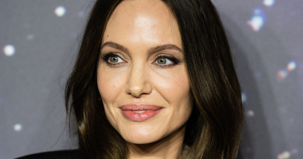 Borítókép: Angelina Jolie bemutatja: a ruha, amit idén nyáron minden nő számára kötelezővé tennénk
