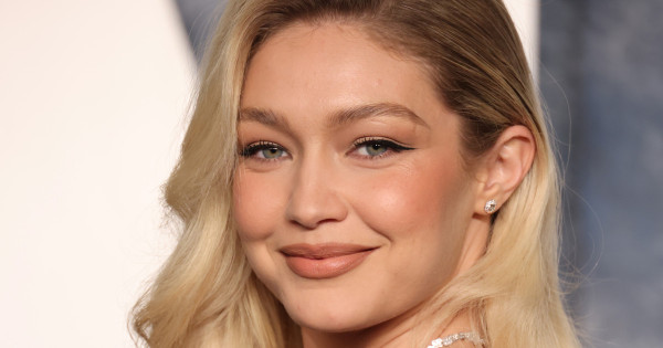Borítókép: Nosztalgia a köbön! Gigi Hadid egy szett alatt újra divatba hozta gyerekkorunk kedvencét