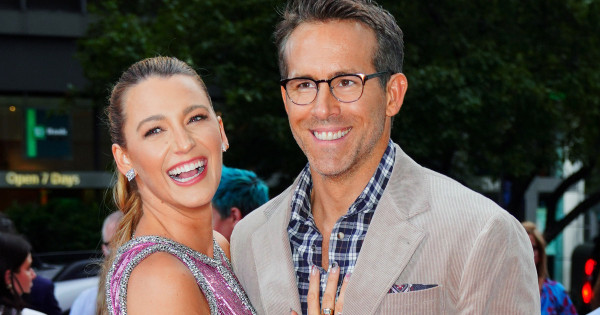 Borítókép: Mit szól majd ehhez Blake Lively? Kamilla királyné Ryan Reynolds kárára trollkodott, ezt még felesége sem merte vele megtenni