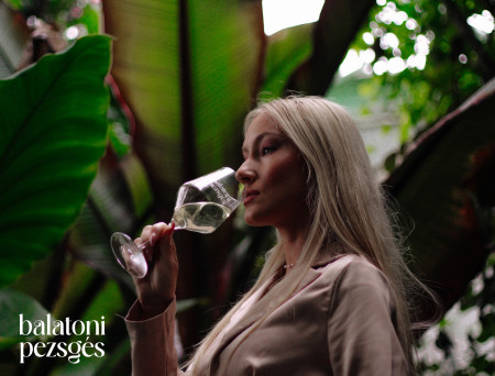 Borítókép: Pezsegj rá a nyárra! Sétáló pezsgőkóstoló a Balaton legjobb borászataival