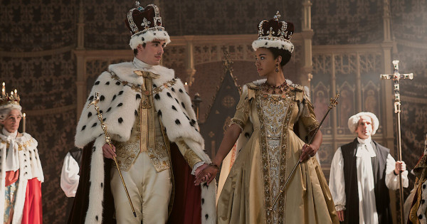 Borítókép: Sarolta királyné – Egy Bridgerton-történet: tényleg csúnyán meghazudtolták a brit történelmet a készítők? Íme a válasz!